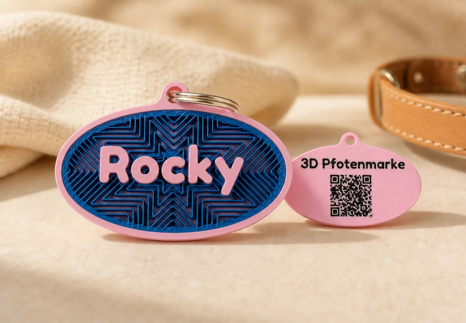 Vorder- und Rückseite der Hundemarke Connect mit Name und QR-Code