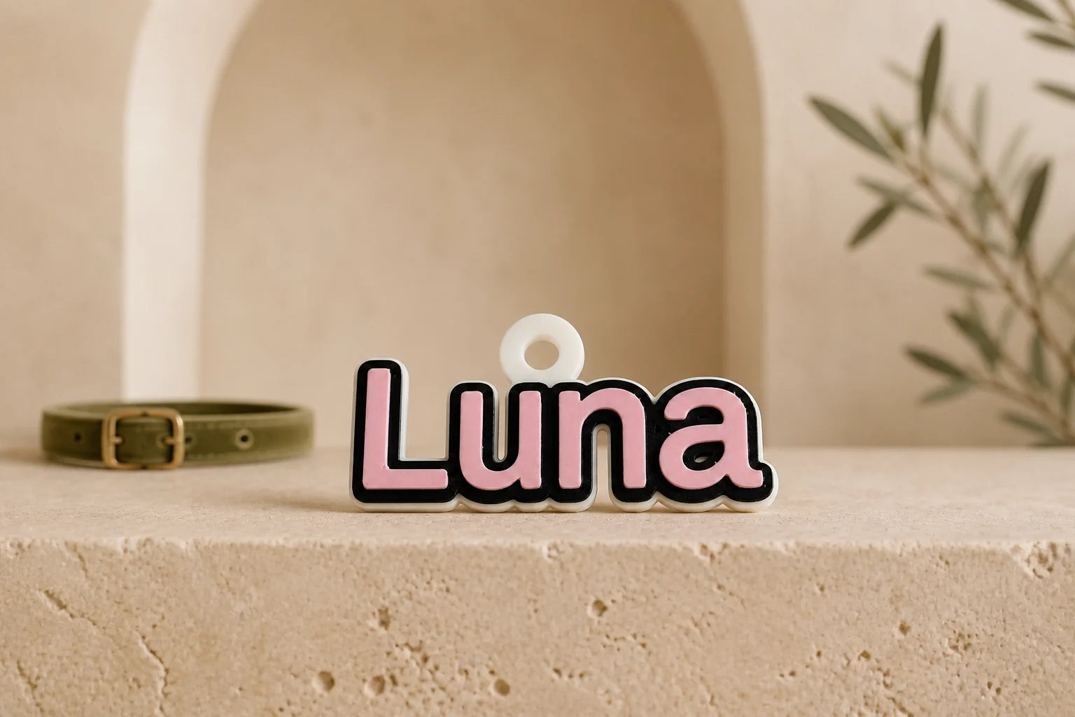 Namensanhänger Kontur mit dem Namen Luna auf einer breiten Steinfläche vor einer hellen Nische