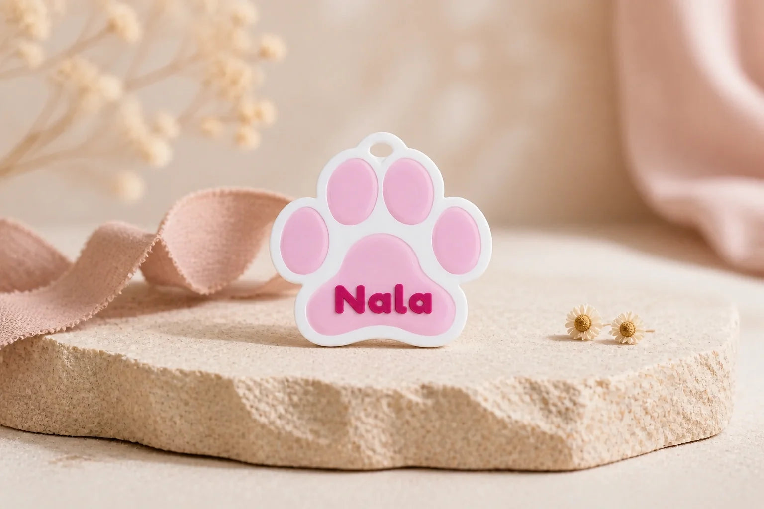 Rosa-weiße Hundemarke Pfotenliebe mit dem Namen Nala auf Sandstein mit Rosé-Textil