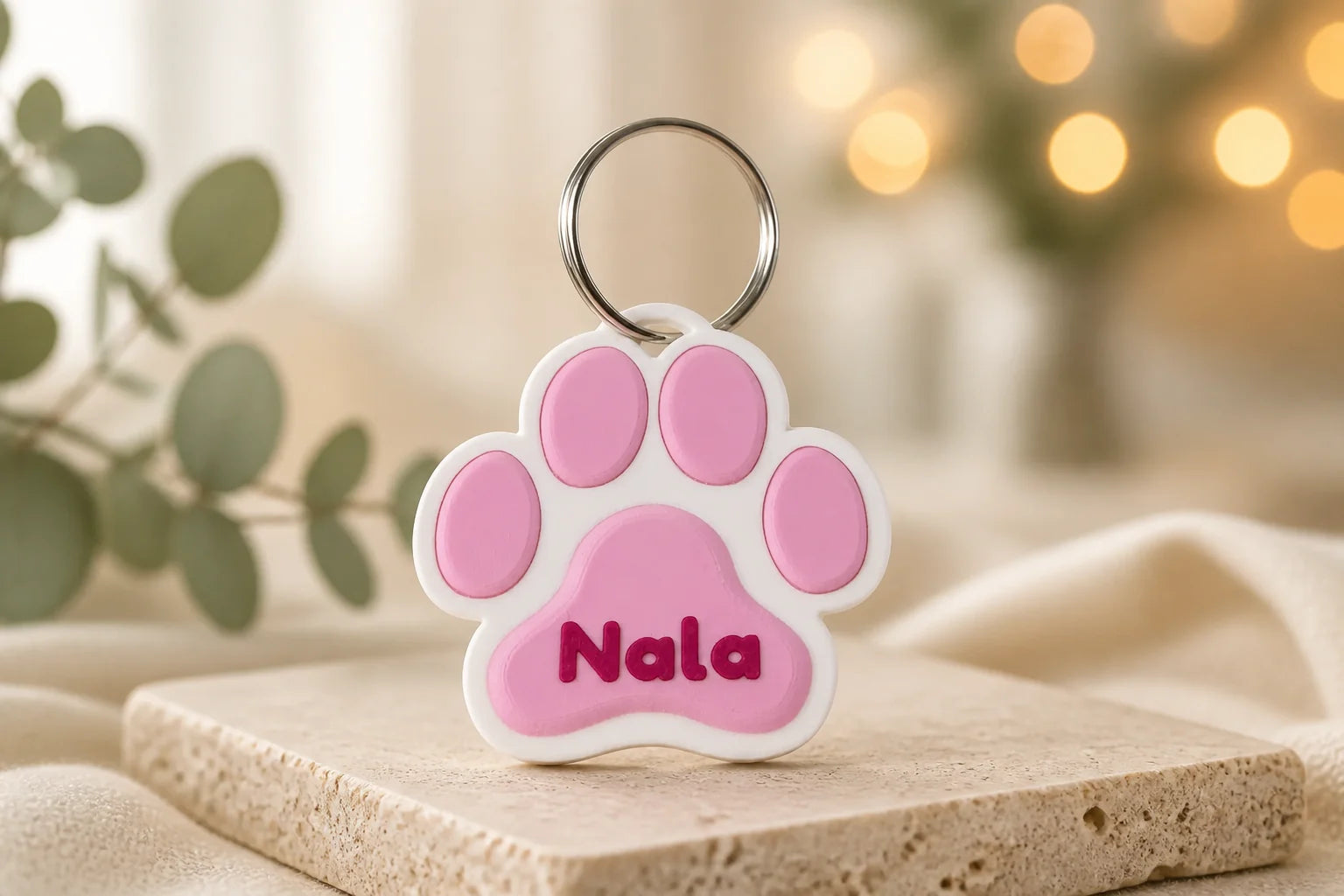 Weiße und pinke Pfotenmarke Pfotenliebe mit Metallring und dem Namen Nala